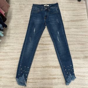 NWOT XS JEANS WITH PEARL AND JEWEL DETAILS INSEAM APPROX. 26”